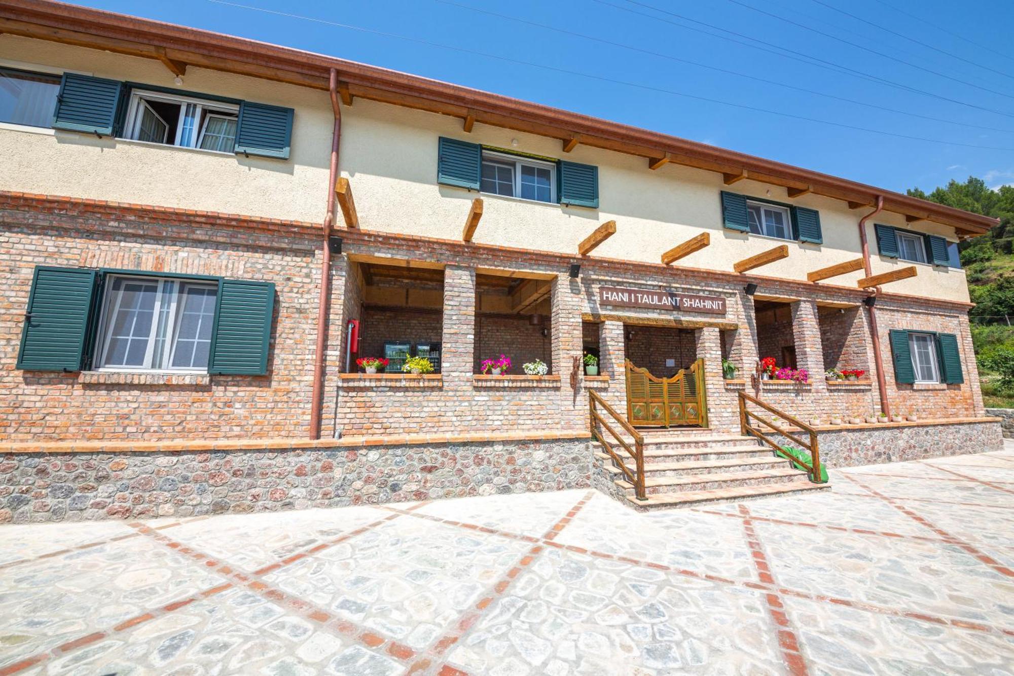 Hani I Taulant Shahinit Bed & Breakfast Gramsh